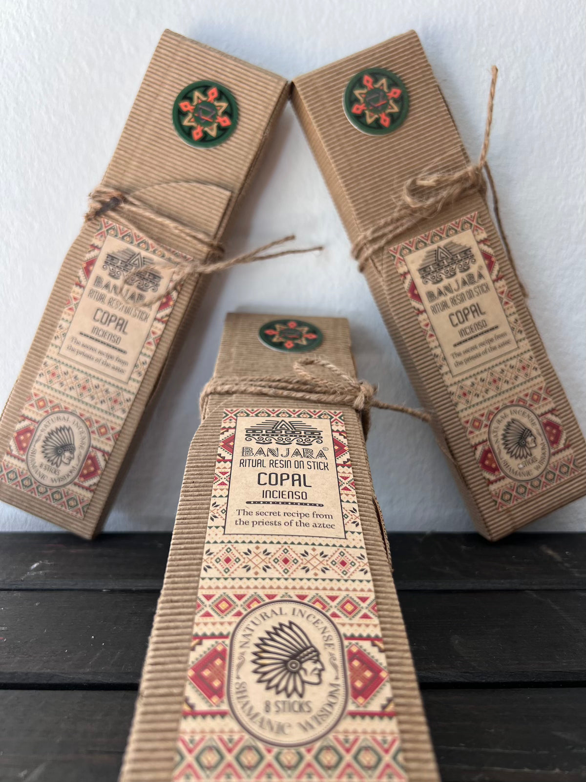 Cajas con sticks de copal venta n tienda Sumay Cacao.