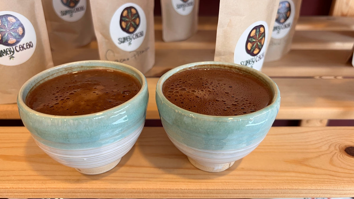 Dos tazas de cacao 100 % puro preparadas para comparar durante una cata