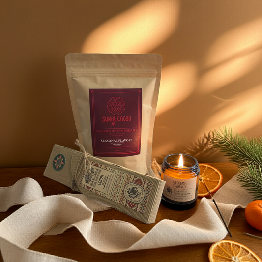 Pack Espíritu Navideño de Sumay Cacao con cacao ceremonial de naranja y canela, vela encendida y copal, en un entorno festivo con luces cálidas y decoración de Navidad.