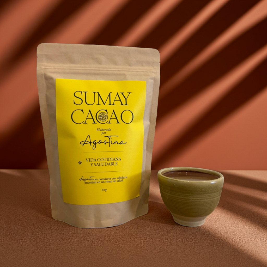Dos bolsas de cacao ceremonial Sumay Cacao Vida Cotidiana 350 g con taza artesanal y fondo en tonos melocotón, estilo natural y luminoso.