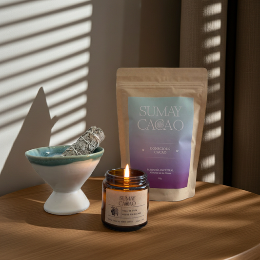 Pack Espíritu del Hogar de Sumay Cacao con Conscious Cacao, copalera artesanal, salvia blanca y vela de soja, sobre mesa de madera con luz natural y sombras de persiana.