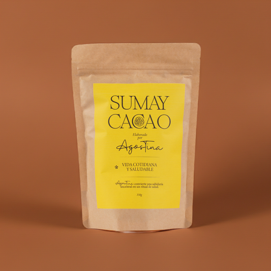Bolsa de Pasta de Cacao Vida Cotidiana 350 g de Sumay Cacao, sobre fondo cálido marrón, en estilo natural y minimalista.