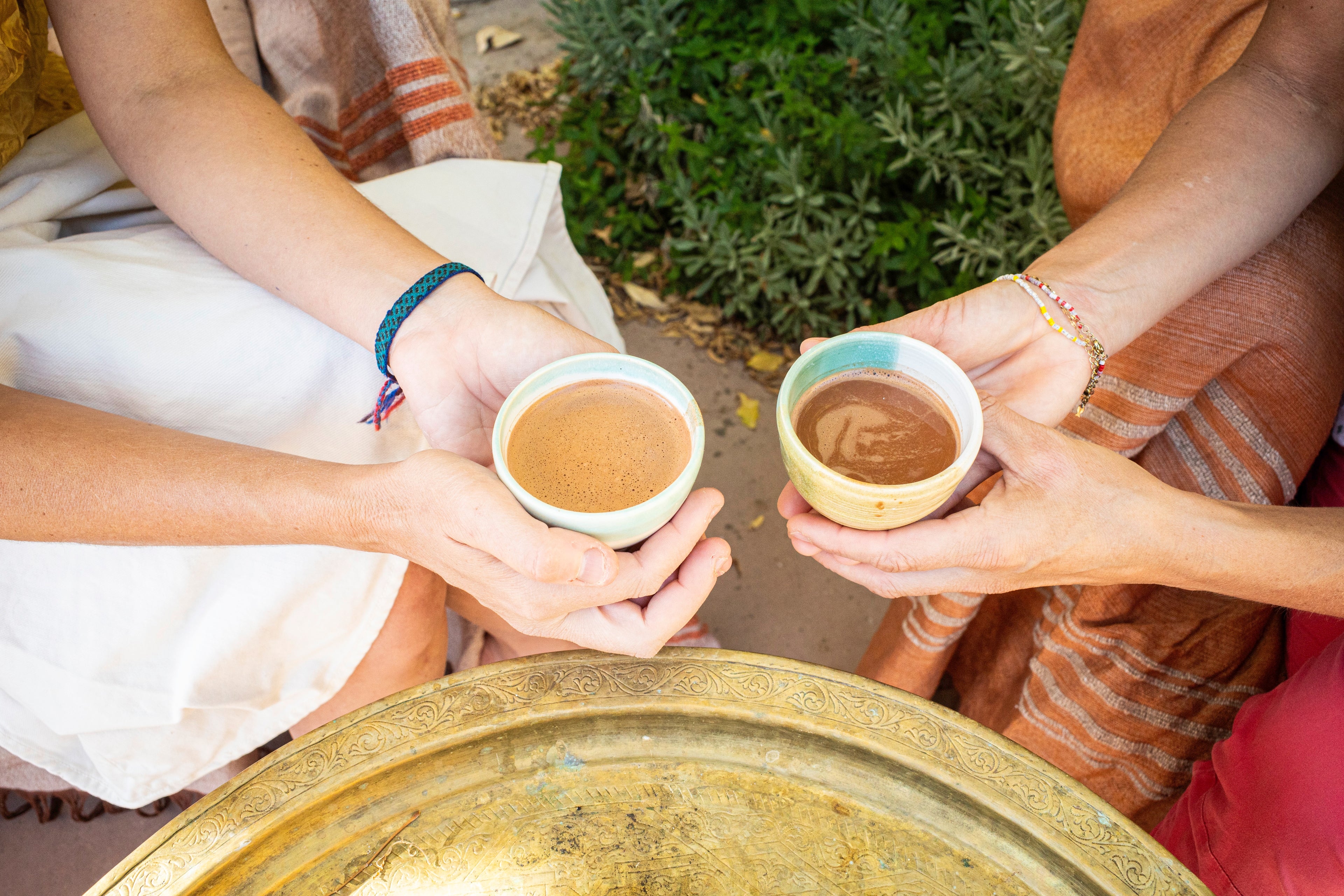 Ceremonia de cacao ceremonial en grupo con tazas artesanales y cacao preparado