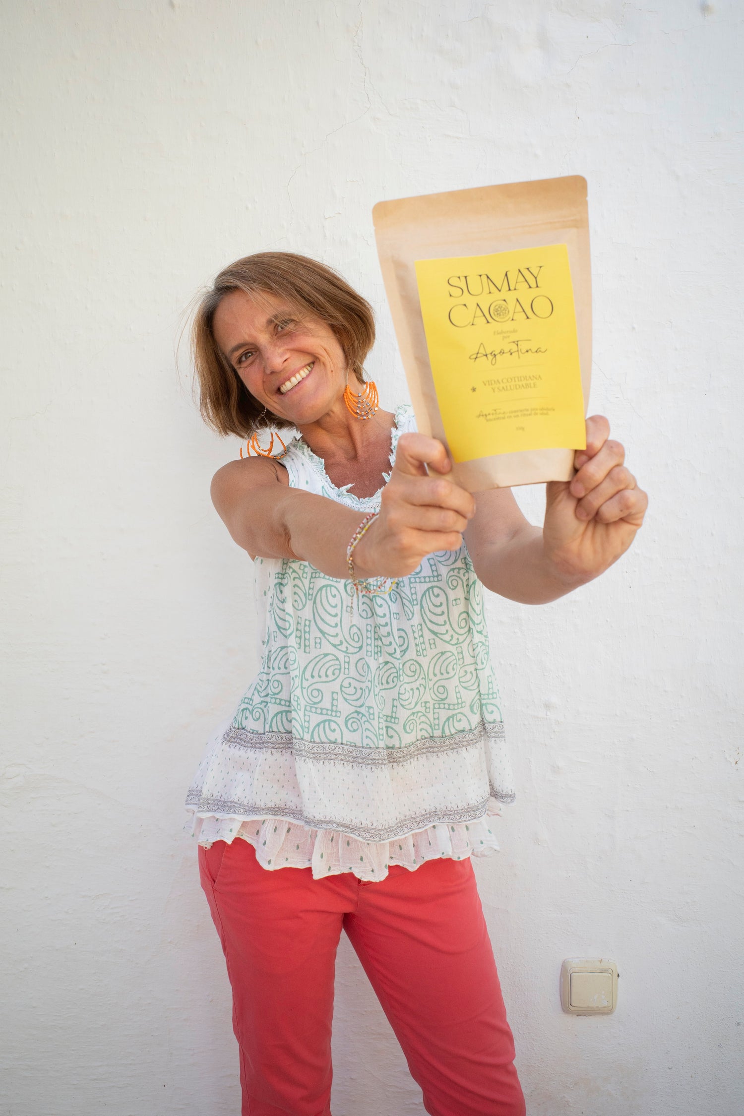 Agostina fundadora de Sumay Cacao mostrando cacao ceremonial de origen directo