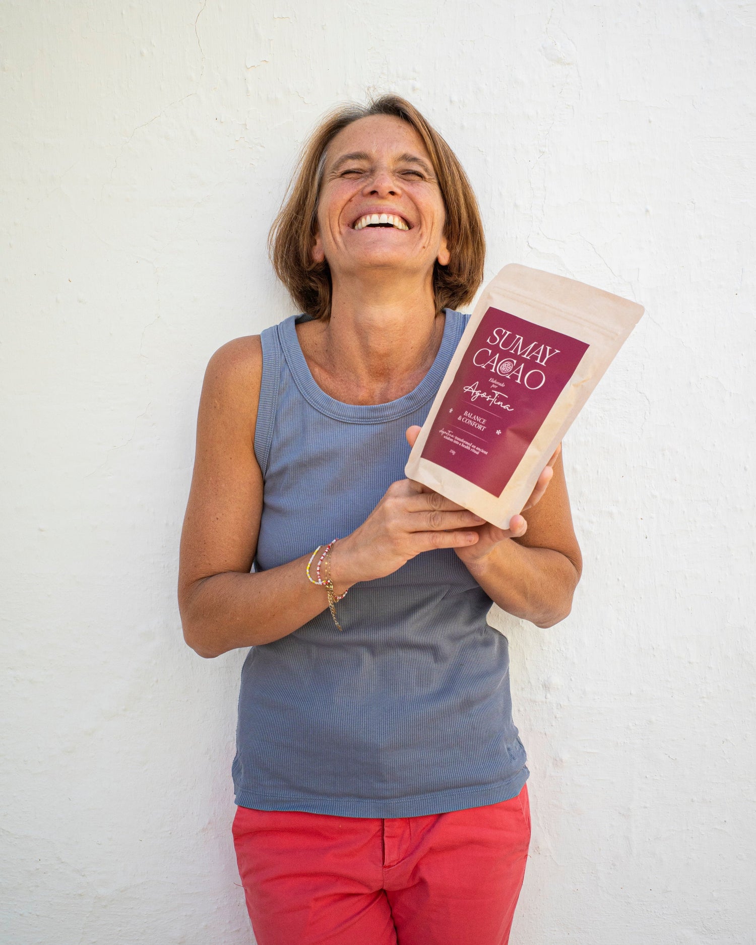 Agostina Urbinati tomando cacao ceremonial, fundadora de Sumay Cacao, en Ronda, España.