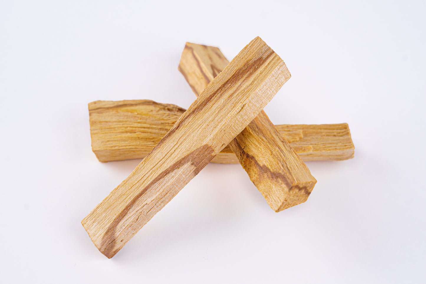 Varas de Palo Santo artesanal sobre fondo neutro – limpieza energética