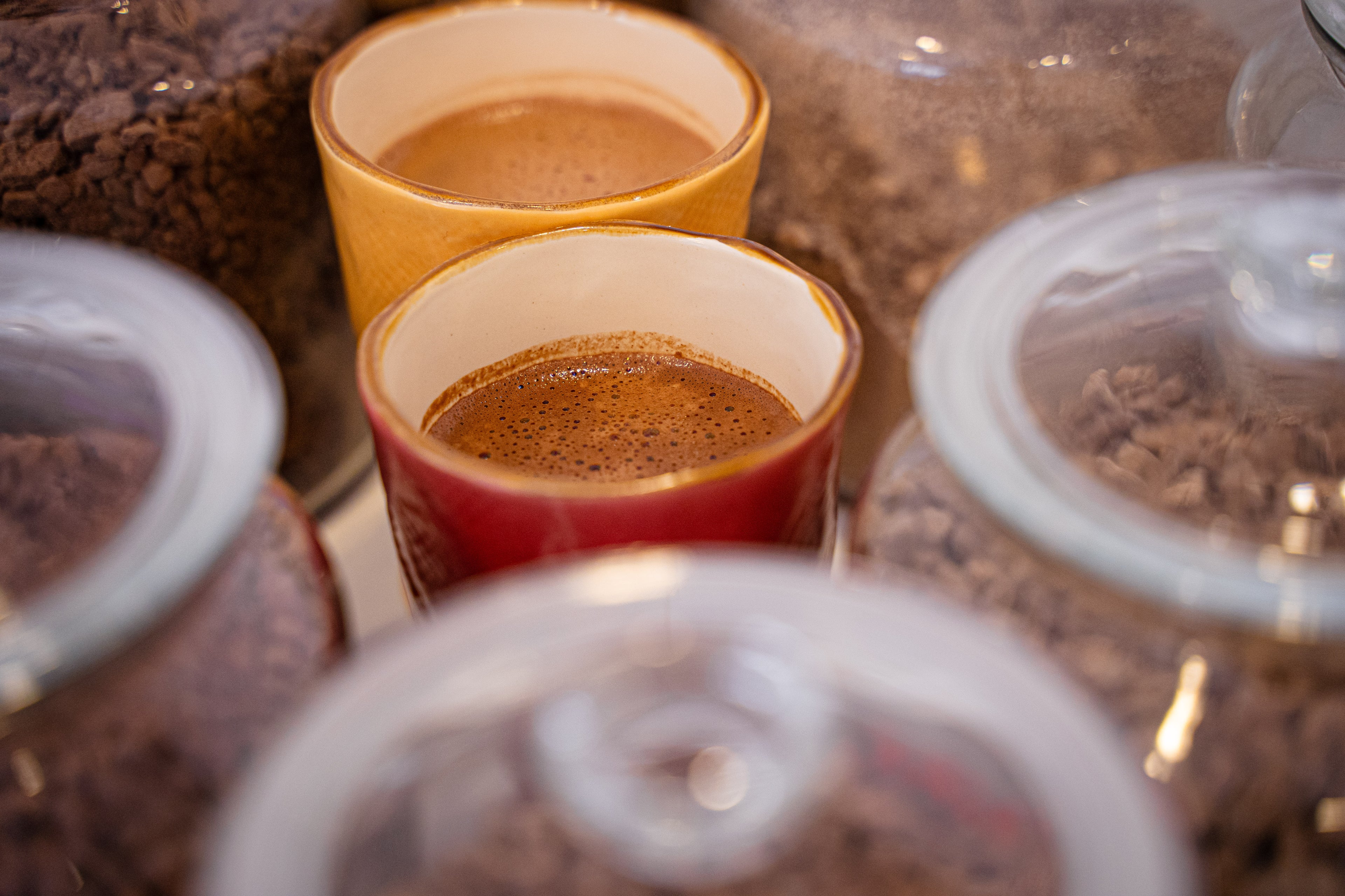 cacao ceremonial preparado como bebida ritual en contexto natural sumay cacao