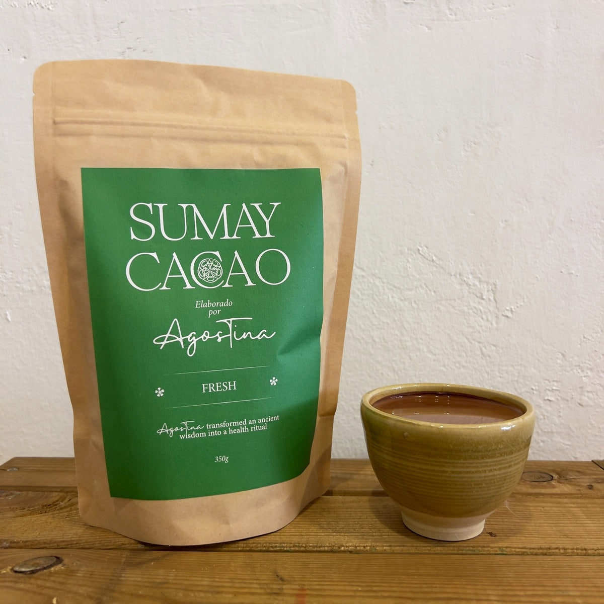 Cacao Fresh, a receta de verano, paquete 350g con taza de cacao, cerámica artesanal de Isa Boyd, sobre fondo neutro