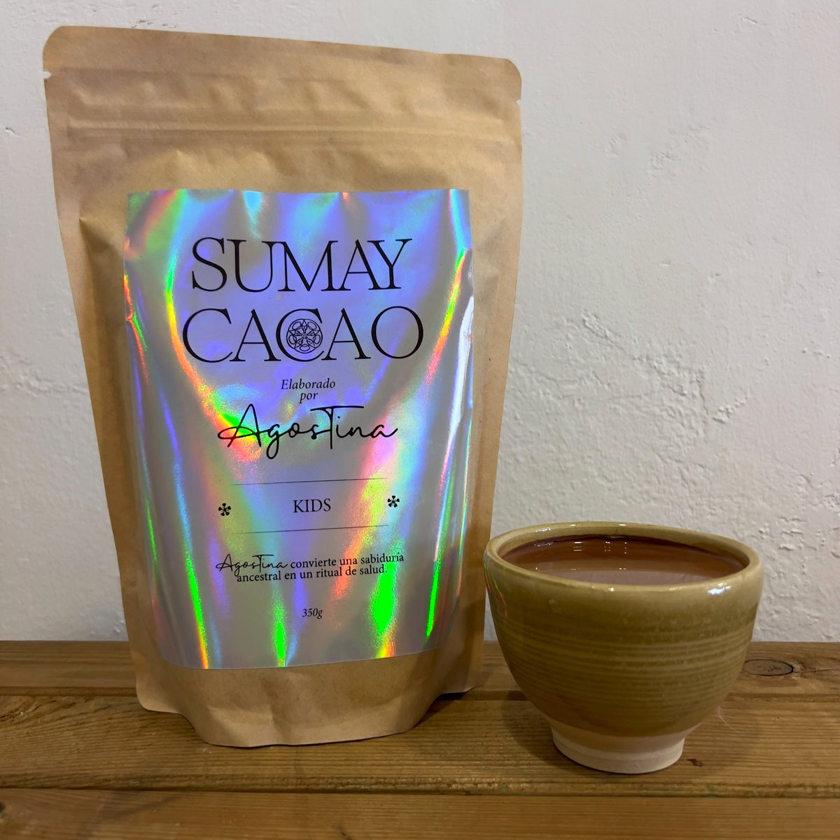 Paquete Cacao Kids Sumay con taza de ccao sobre fondo neutro