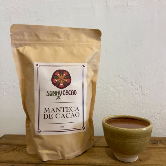 Paquete manteca de cacao pura con taza de cacao sobre fondo neutro