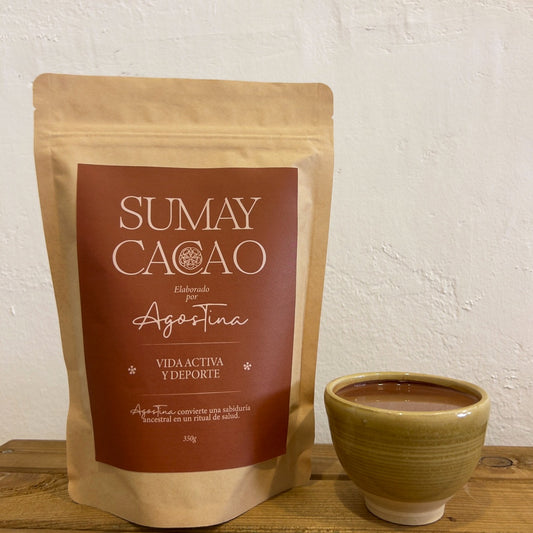 350g de Cacao ceremonial Sumay, Vida activa y deporte, con taza de cacao sobre fondo neutro