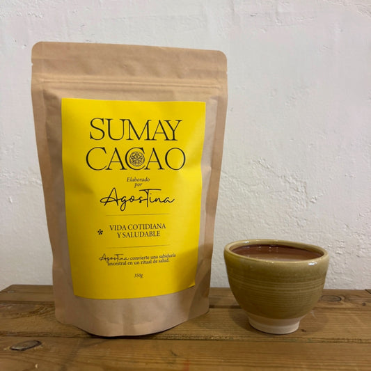 Paquete de 350g Vida cotidiana y saludable de Sumay Cacao, con taza de cacao ceremonial sobre fondo neutro
