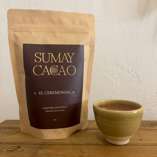 Paquete de cacao ceremonial Sumay con taza artesanal sobre fondo neutro