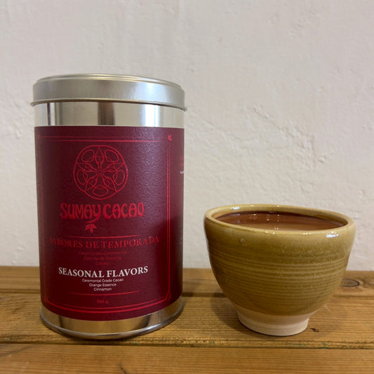 Lata sabores de temporada, Sumay Cacao, con taza de cacao artesanal sobre fondo neutro