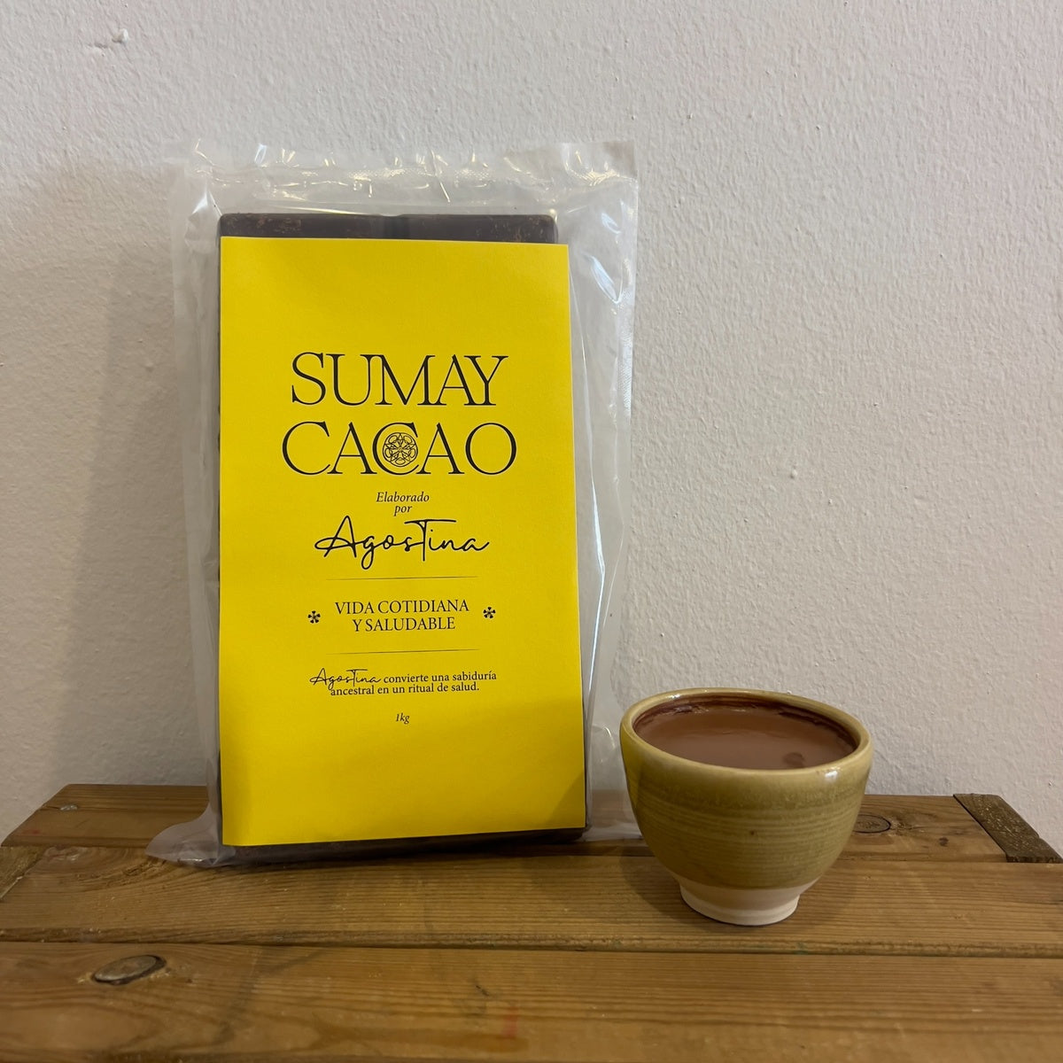 Bloque kilo de pasta de cacao premium Vida cotidiana y saludable de Sumay Cacao, con taza de cacao ceremonial