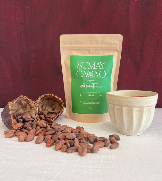 Cacao ceremonial Fresh – taza servida con semillas y paquete de Sumay Cacao