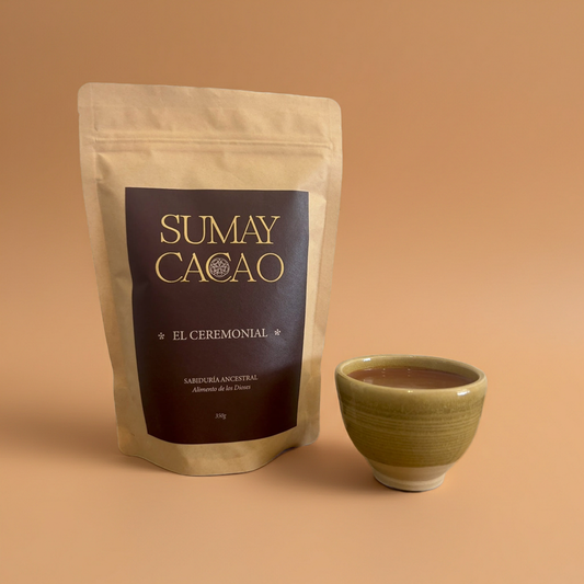 Pasta de cacao ceremonial Ganso picado 350 g sobre fondo beige melocotón, fotografía minimalista.