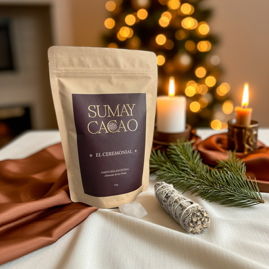 Pack Altar Interno de Sumay Cacao con cacao ceremonial, cuarzo y atado de salvia, presentado en un entorno navideño cálido con luces y decoración natural.