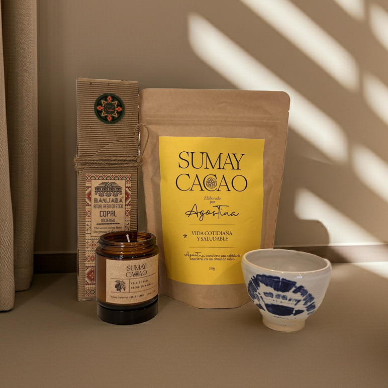 Pack Presencia Cotidiana de Sumay Cacao con cacao Vida Cotidiana, taza artesanal, vela de soja y copal, presentado en ambiente cálido y minimalista