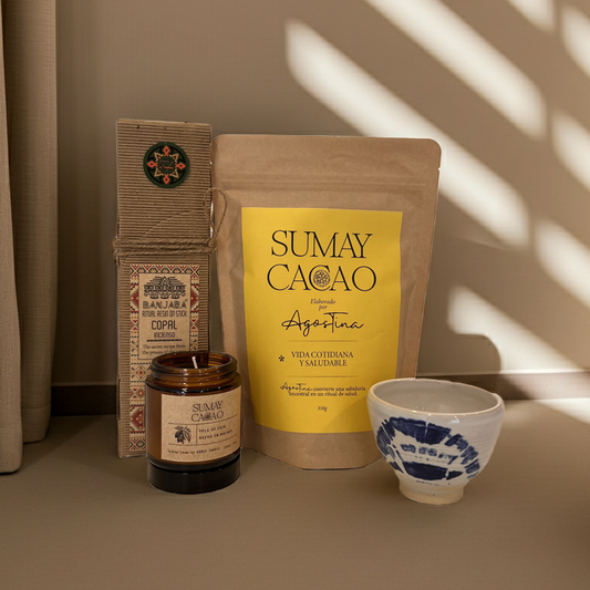 Pack Presencia Cotidiana de Sumay Cacao con cacao Vida Cotidiana, taza artesanal, vela de soja y copal, presentado en ambiente cálido y minimalista