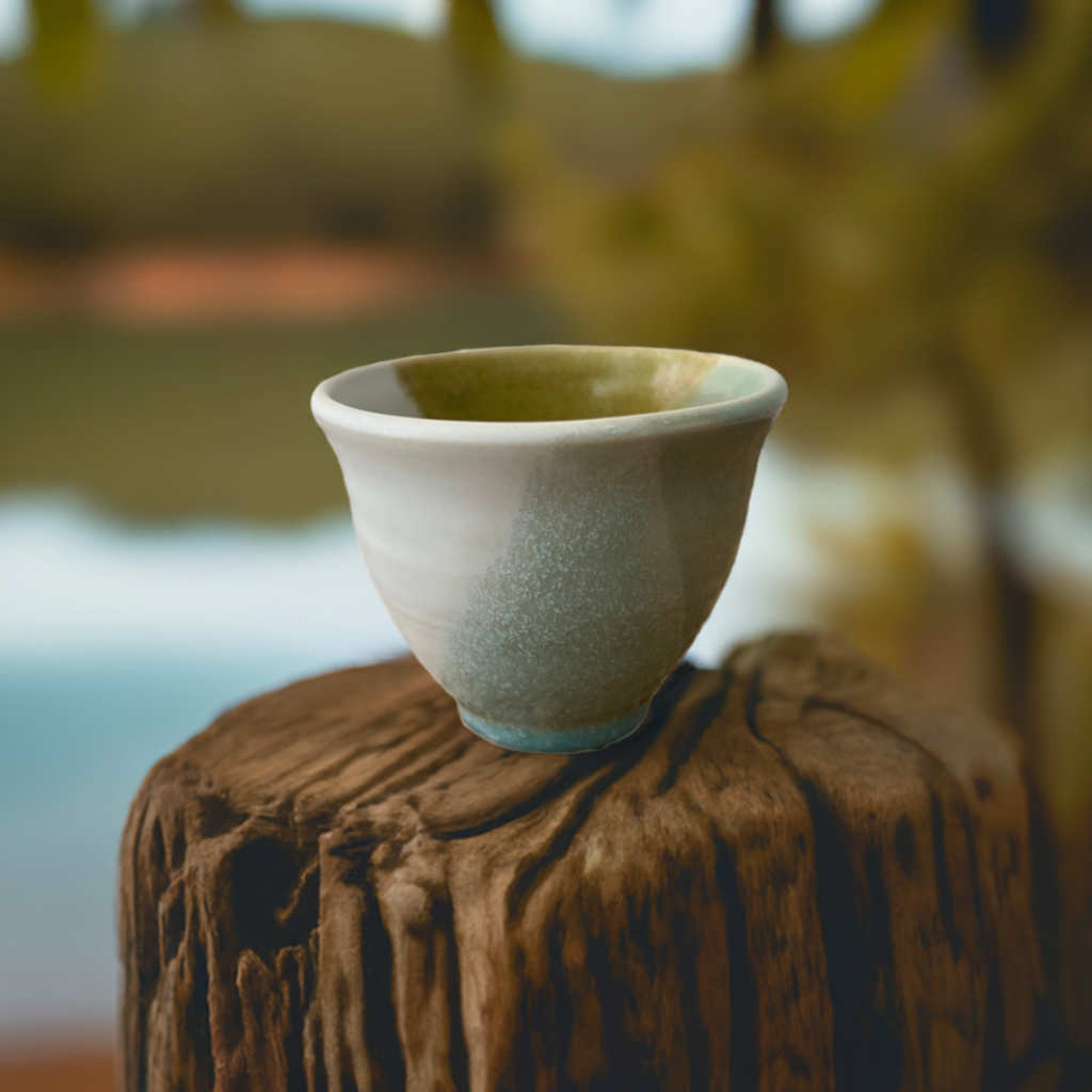 Taza “Tricolor” de cerámica artesanal junto al agua – ambiente natural y sereno