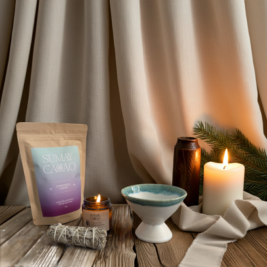 Pack Conscious Cacao con vela encendida y atado de salvia sobre fondo de tela natural. Un ritual de calma, limpieza energética y conexión interior.
