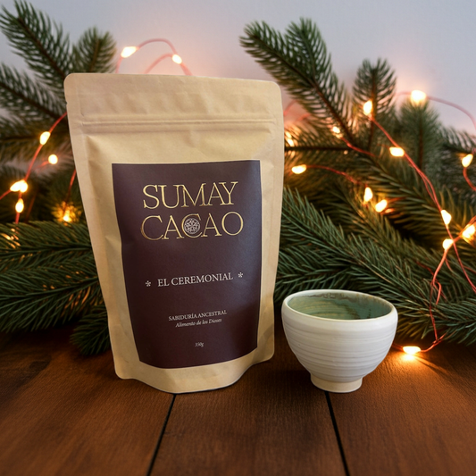 Pack con cacao ceremonial puro y taza artesanal. Una invitación a crear tu propio momento de conexión, presencia y bienestar cada día.