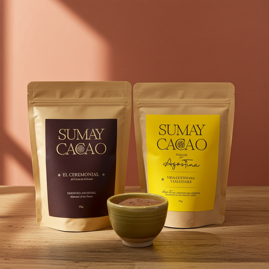 Dúo de cacao ceremonial Sumay: bolsas de 350 g El Ceremonial y Vida Cotidiana sobre fondo terracota, con taza de cacao delante iluminada por luz natural.